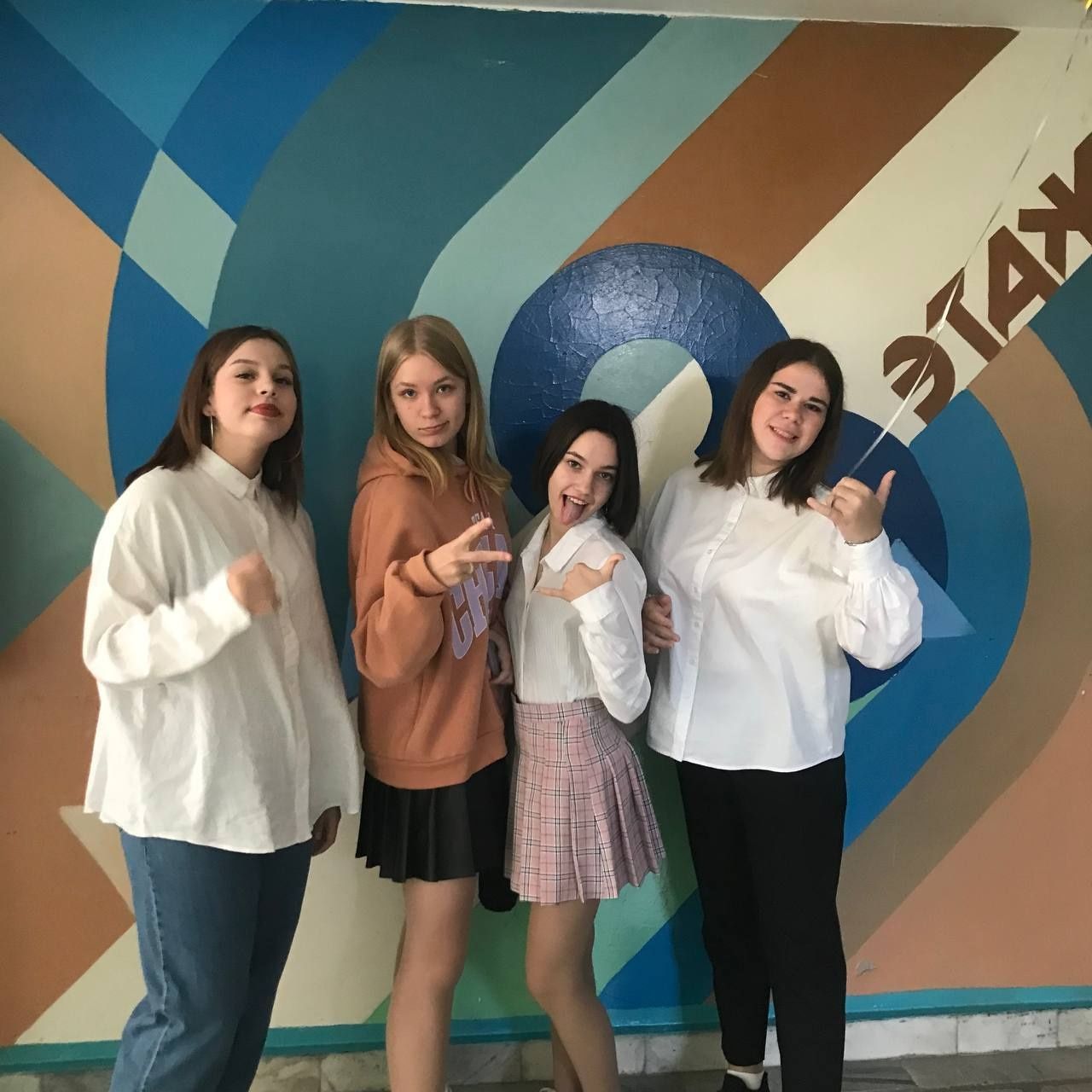 канализационный ныряльщик в бангладеш. самые худшие компании. акции иностранных компаний. толпа людей в очереди. самый худший класс в школе.